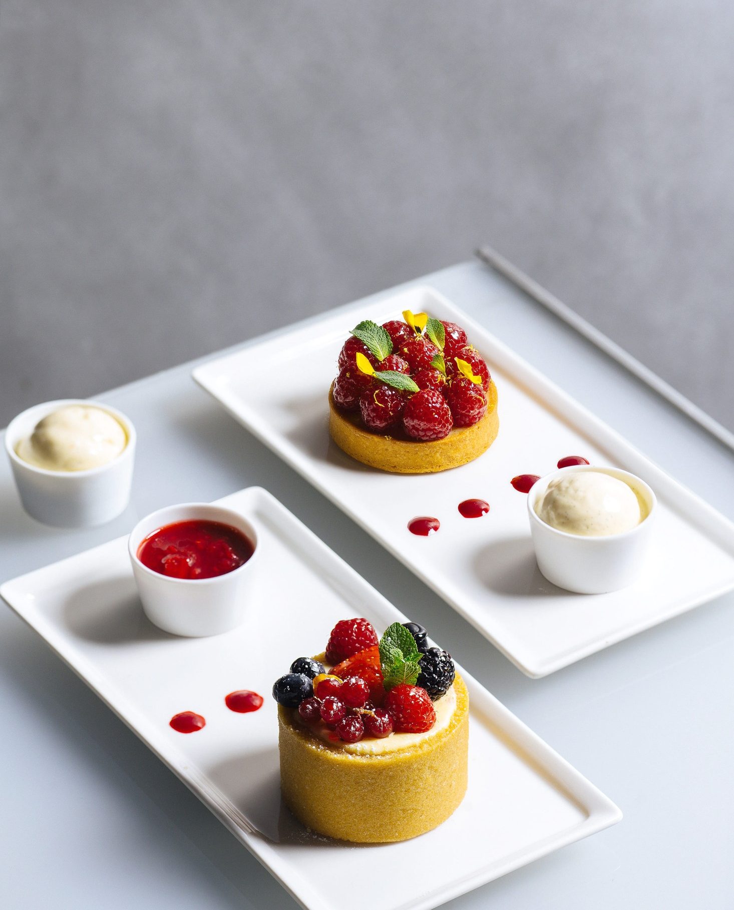 une cuisine française dans un restaurant rooftop Paris, le restaurant Georges vous propose une sélection de desserts raffinés comme ce cheesecake aux fruits rouges.