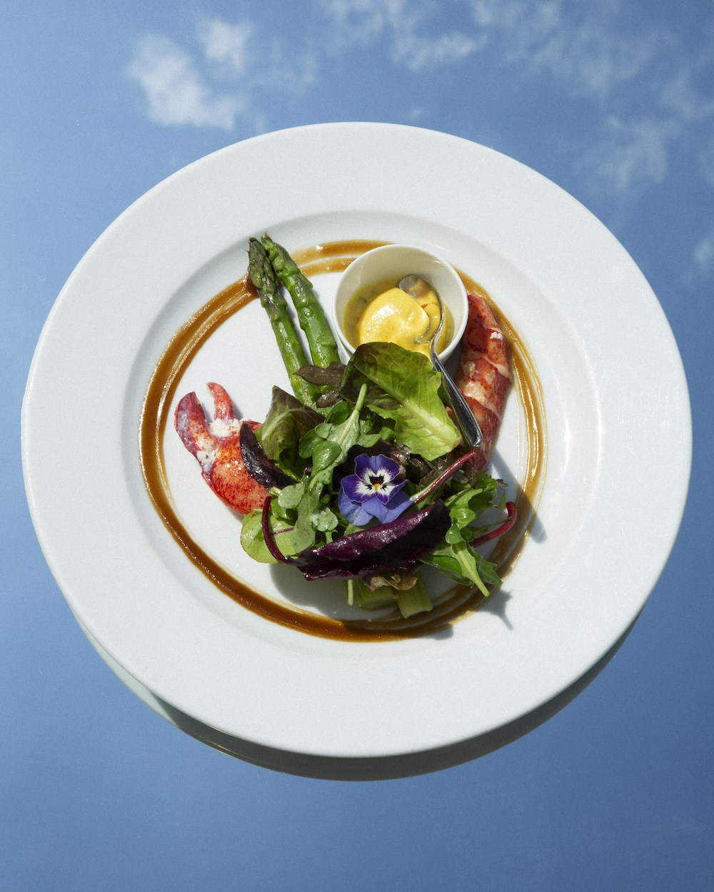 une cuisine française dans un restaurant rooftop Paris, le restaurant Georges vous propose une sélection de desserts raffinés comme ce cheesecake aux fruits rouges.